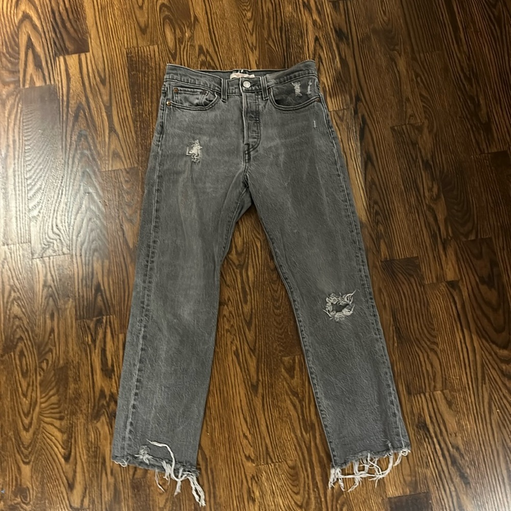 These are wedgie straight Levi jeans in a washed grey colour.